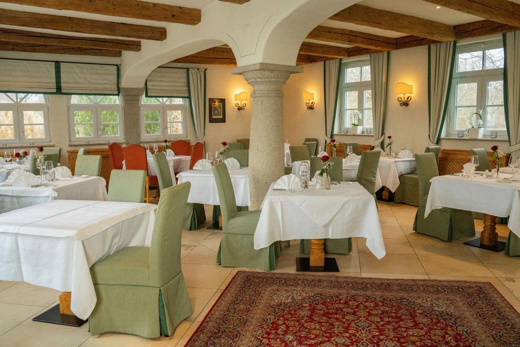 Gut Altholz Landhotel Und Restaurant Hutter Plattling Exterior photo